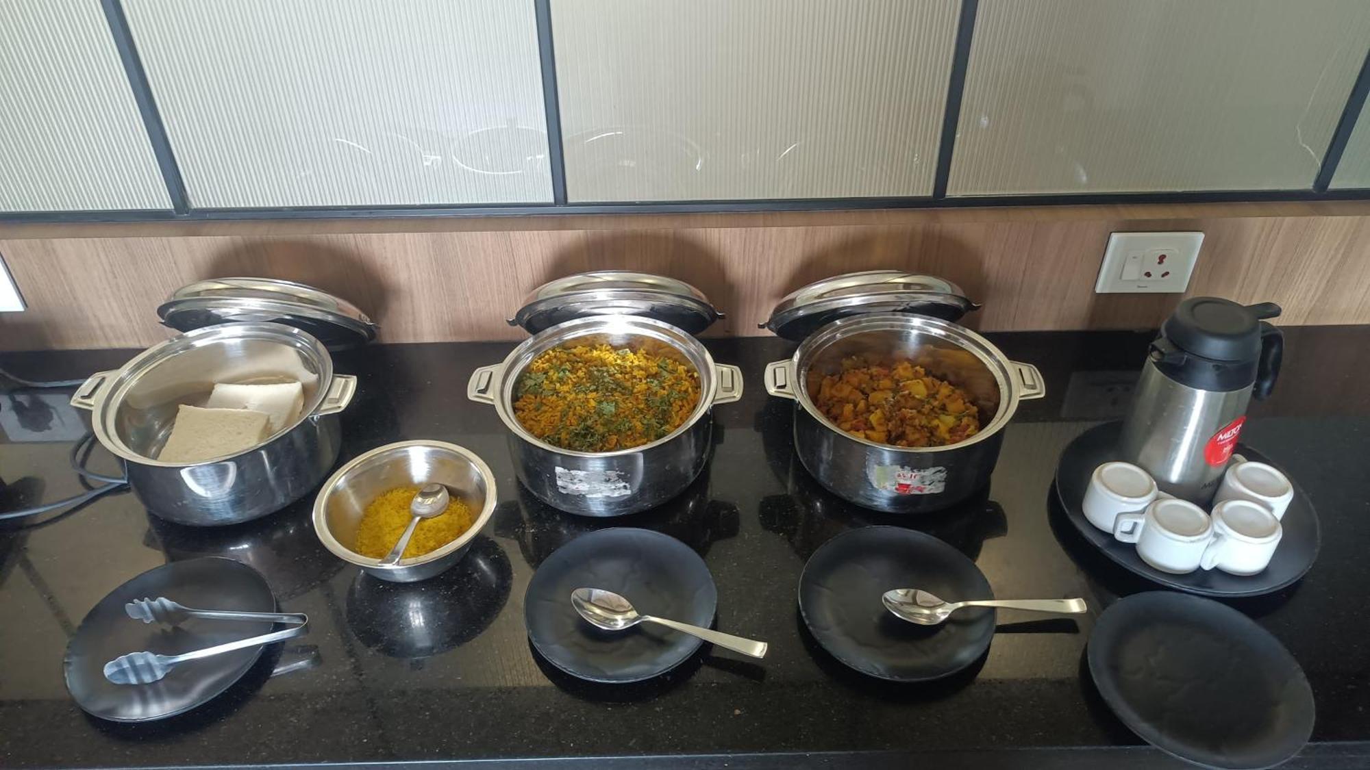 Hotel Fun N Food Bhudzs Kültér fotó
